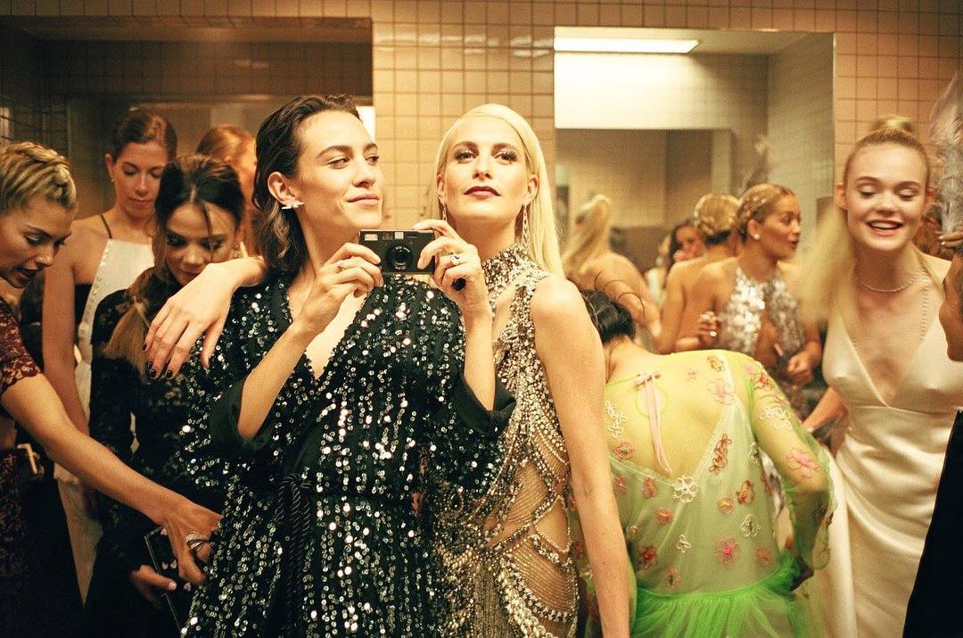 Alexa Chung met gala 2016, posing with Poppy Delevingne as Elle Fanning, Rita Ora selfie