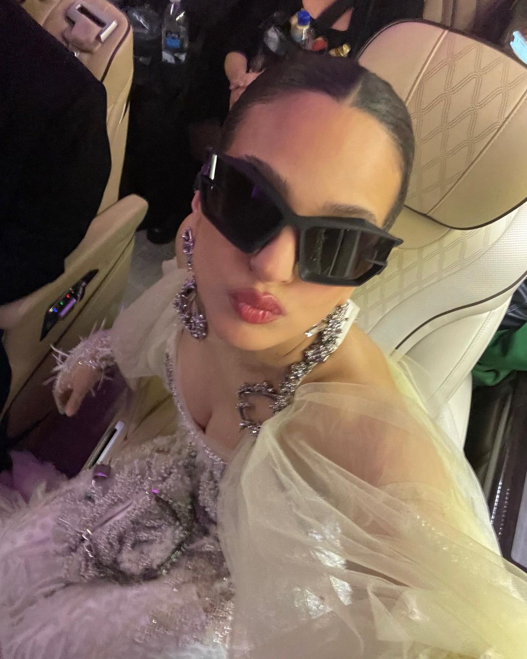 Rosalía On the Road met gala selfie