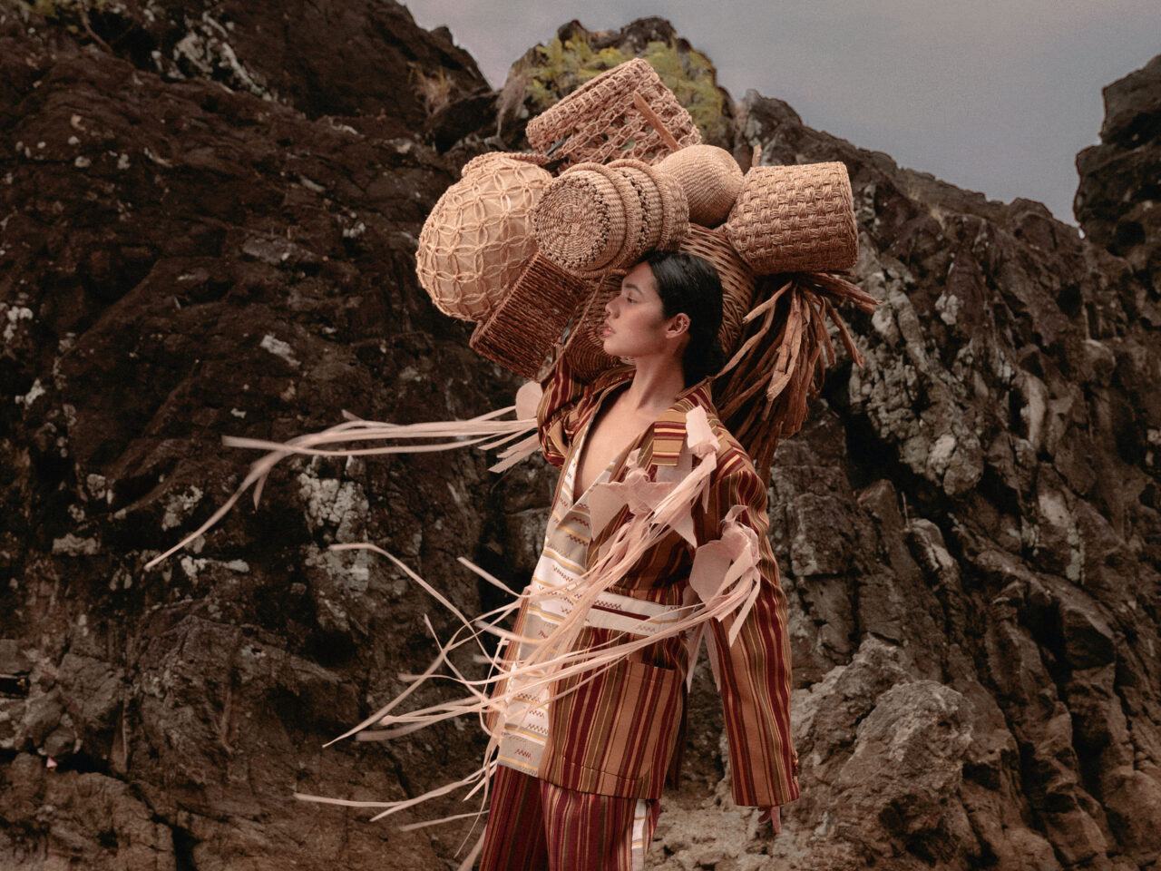 Filipina woman wearing a Jaggy Glarino Suit at the beach carrying Batangas woven bags and baskets