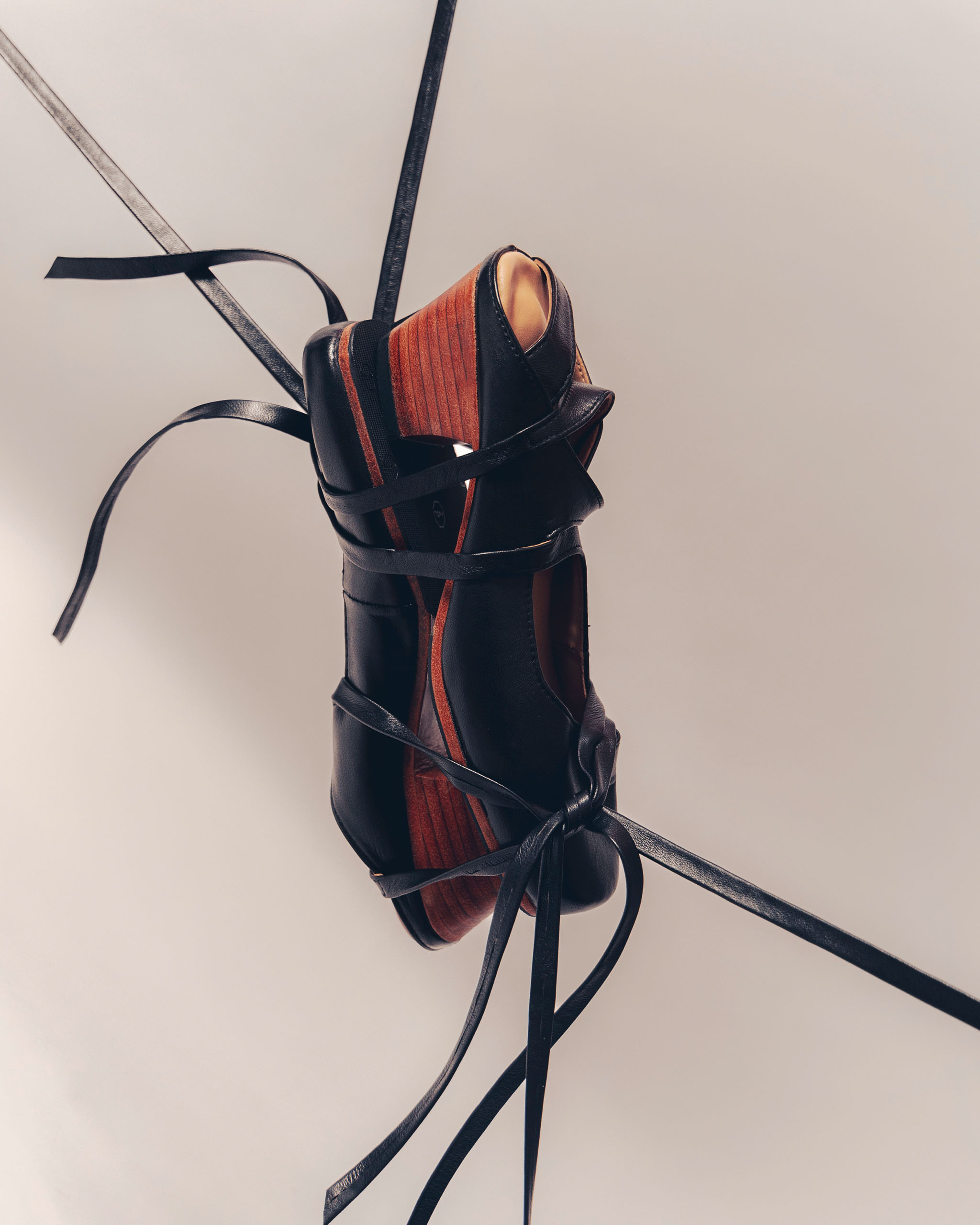 Black pointe-like leather shoes