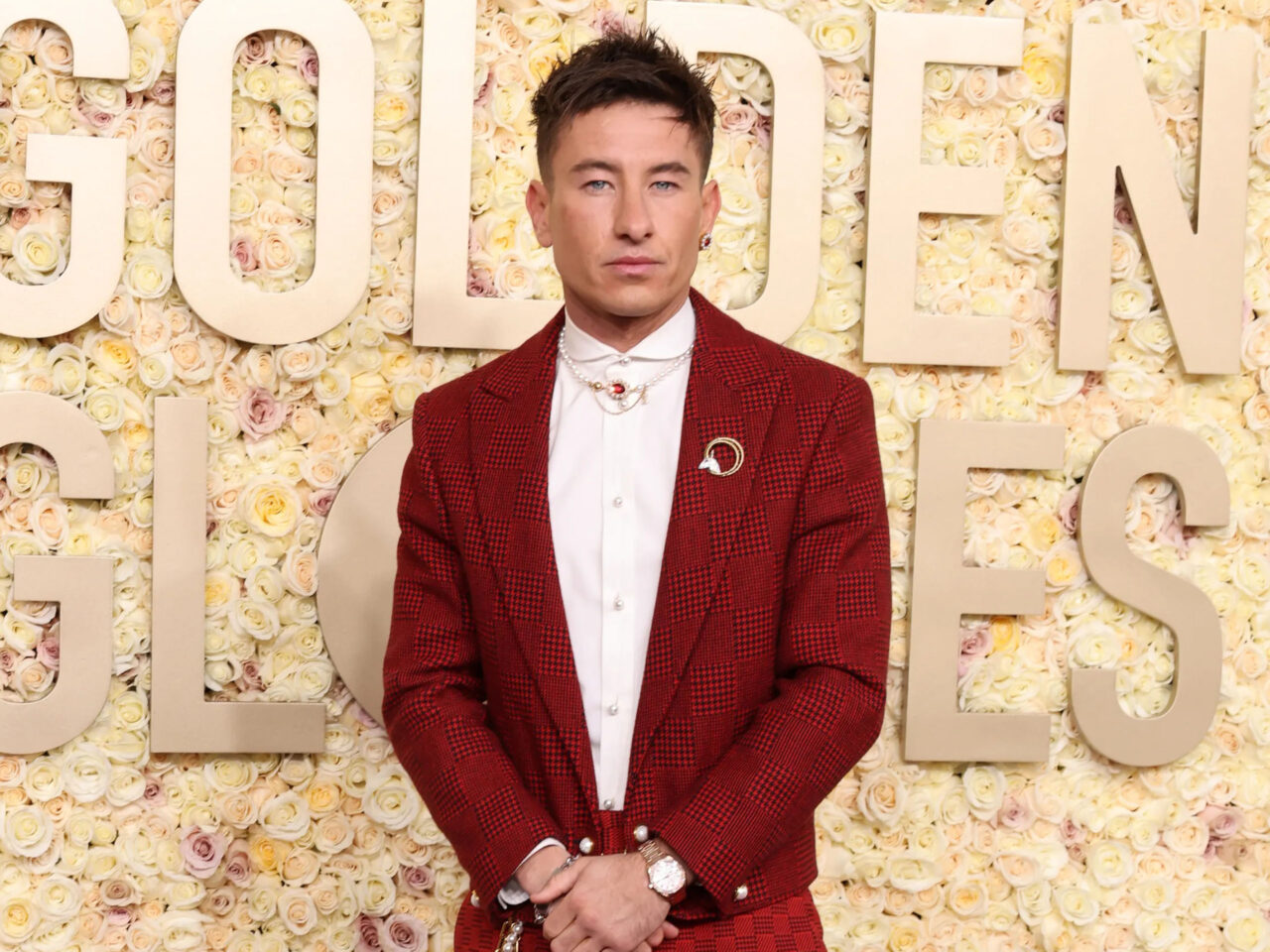 Barry Keoghan at the red carpet of golden globes 2024 wearing a plaid red suit