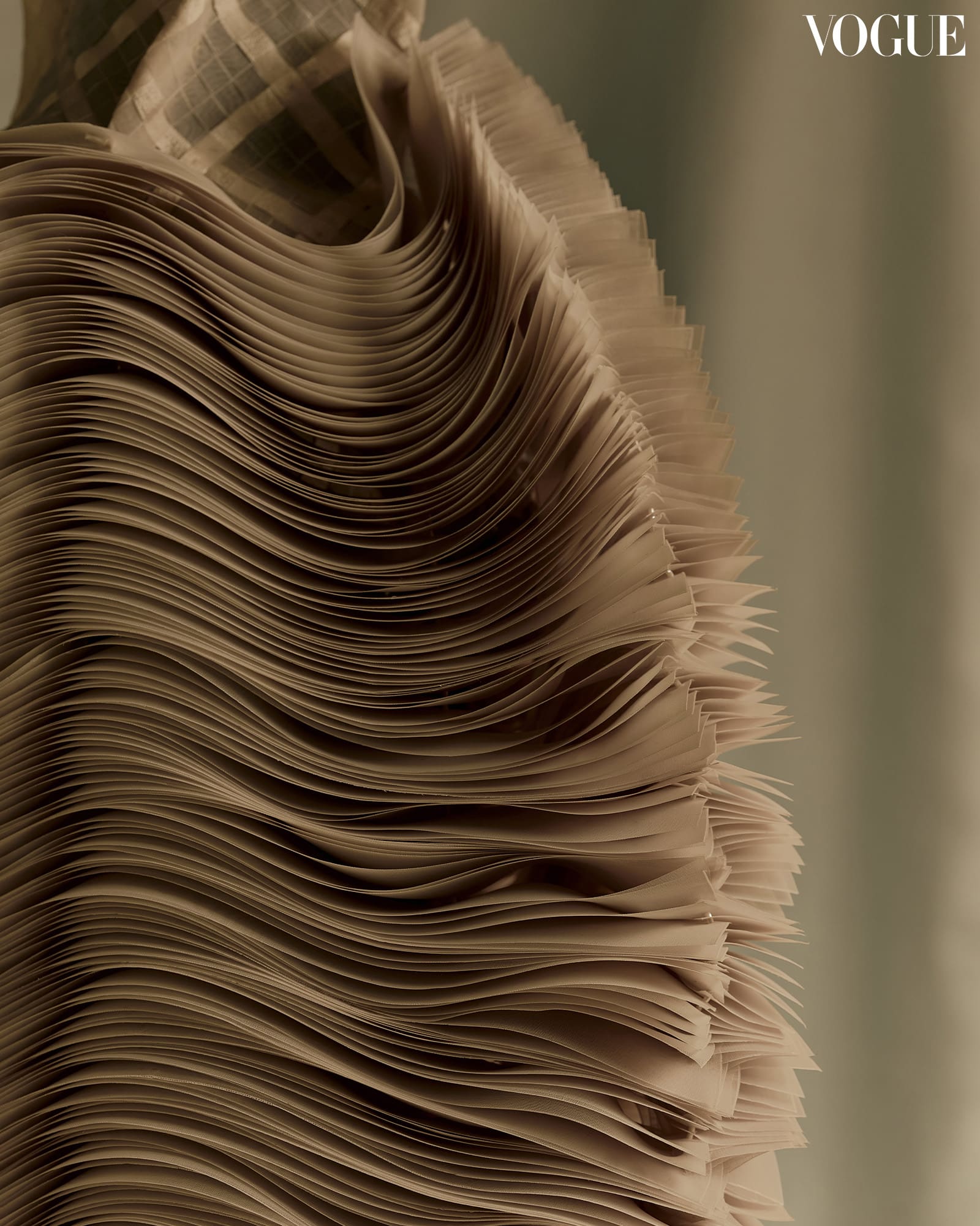 Ivarluski Aseron Banig Gown Waves Details