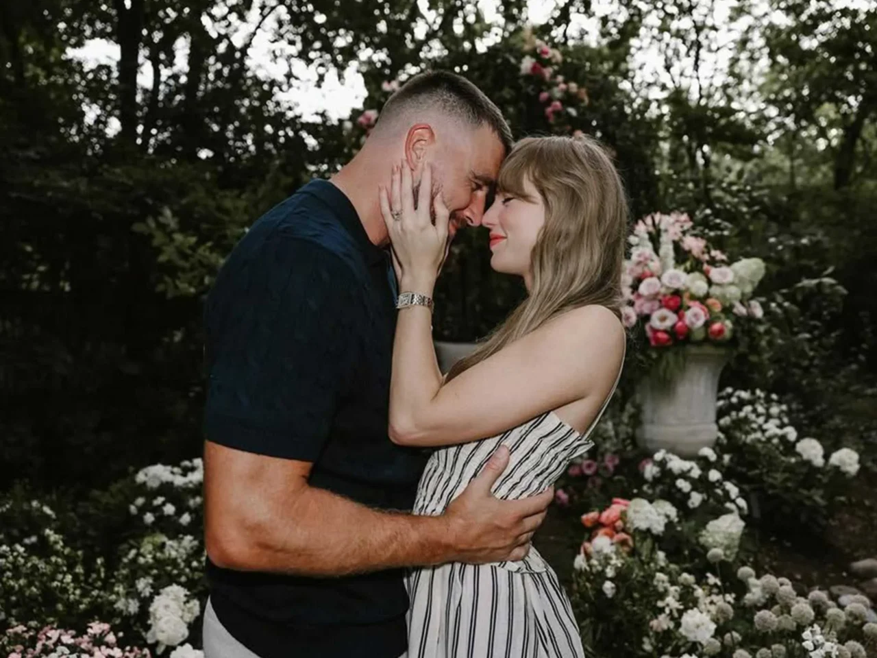 taylor swift and travis kelce engaged