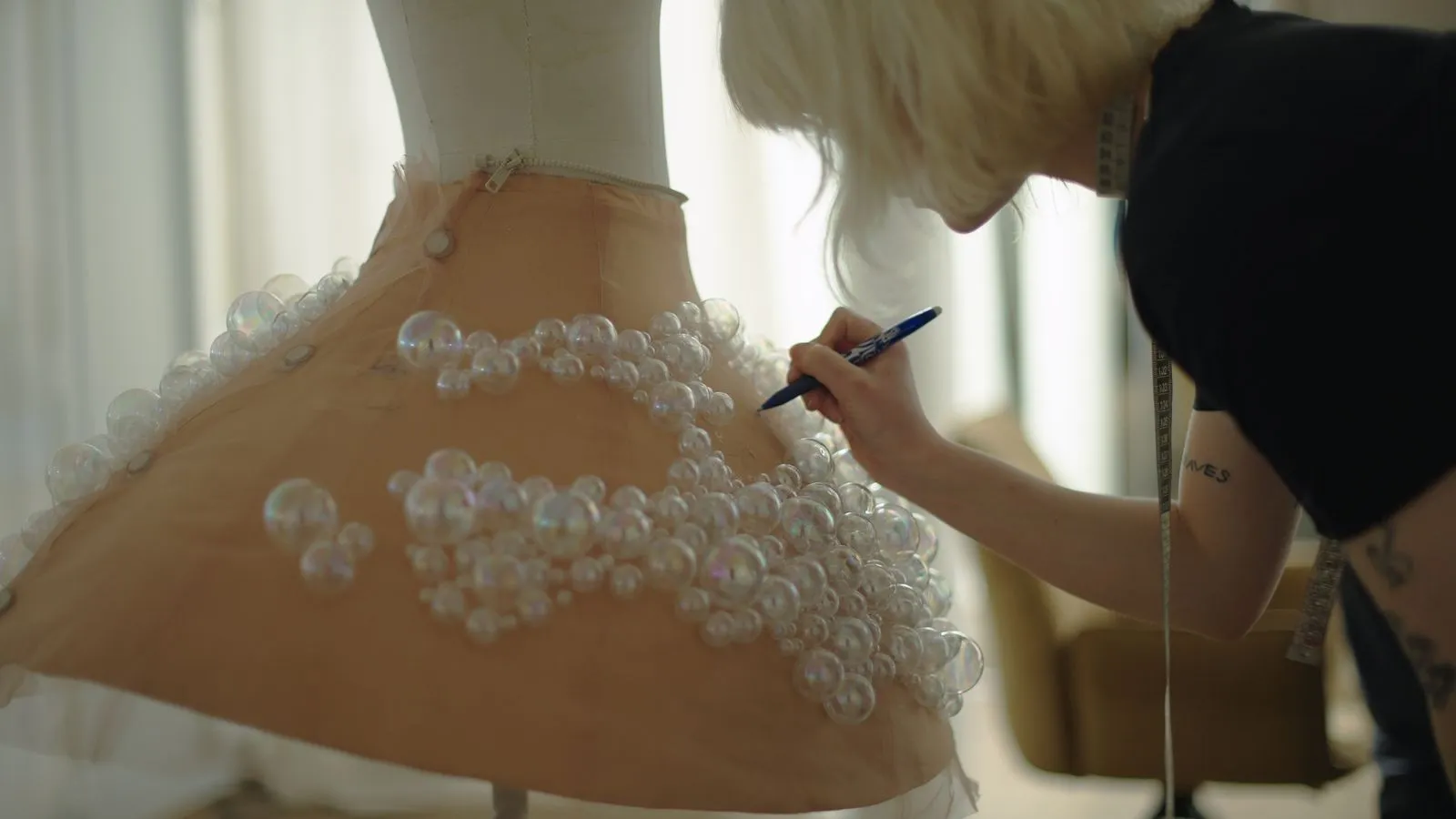 Eileen Gu Wore a Bubble-Blowing Dress at the 2026 Met Gala Eileen Gu Wore a Bubble-Blowing Dress at the 2026 Met Gala
